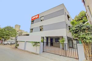 ein Apartmenthaus mit einem Schild darauf in der Unterkunft Hotel O Happy Stay in Méribel Village