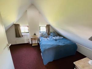 Giường trong phòng chung tại Vakantiehuis aan het water in Friesland