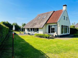 Vườn quanh Vakantiehuis aan het water in Friesland