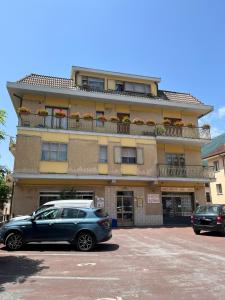 un coche azul estacionado frente a un edificio en Residenza Miramonti Suite, en Castel di Sangro