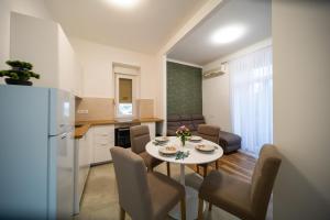 uma cozinha e sala de jantar com uma mesa e um frigorífico em Brunea em Rijeka
