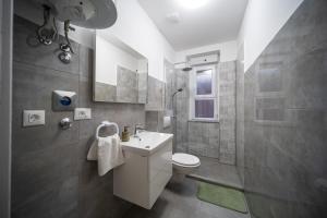 uma casa de banho com um WC, um lavatório e um chuveiro em Brunea em Rijeka