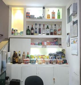 una cocina con una barra con botellas de alcohol. en Hotel Santos, en Santos