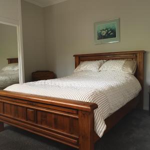 1 cama en un dormitorio con marco de madera en Lavender Row Farm, 