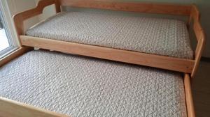 twee stapelbedden in een kamer met een raam bij Departamento en Pucón 202 in Pucón