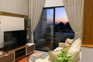 un soggiorno con TV a schermo piatto e divano di Dúplex de lujo a Ciudad del Este