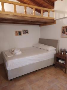 Posteľ alebo postele v izbe v ubytovaní LIMENARI COTTAGE