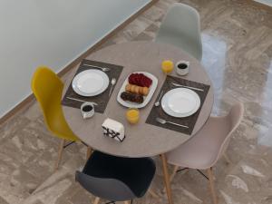 stół z talerzem jedzenia na górze w obiekcie Dodonis BLD w Heraklionie