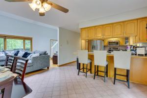 Fotografie z fotogalerie ubytování Bushkill Home with Access to Pools and Tennis Courts! v destinaci Bushkill + 35 fotografií