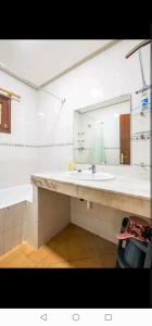 La salle de bains est pourvue d'un lavabo et d'un miroir. dans l'établissement شقة جميلة مع موقف سيارت مجانية في إفران, à Ifrane