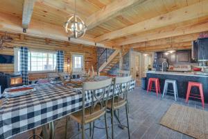 cocina y sala de estar con mesa y sillas en Secluded Mountain Getaway in Wyoming Range!, en Kemmerer