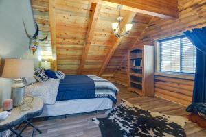 um quarto com uma cama num chalé de madeira em Secluded Mountain Getaway in Wyoming Range! em Kemmerer