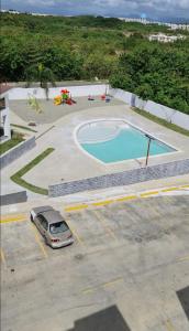 un coche aparcado en un aparcamiento junto a una piscina en Sweet Alar, en La Estrella