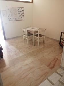 une table et deux chaises dans une pièce dans l'établissement Central Tourist Residence - B&B - Alloggi Temporanei Isernia, à Isernia