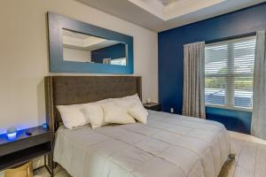 מיטה או מיטות בחדר ב-Port Saint Lucie Vacation Rental with Hot Tub!