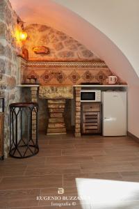 Caccamo的住宿－La Casa Dei Cavalieri，厨房设有拱形门,配有炉灶和冰箱