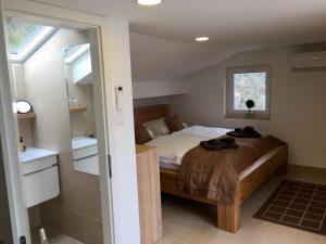 Un dormitorio pequeño con una cama y una ventana. en Villa Sabine Apartment Cres, en Medveja 24 fotos más