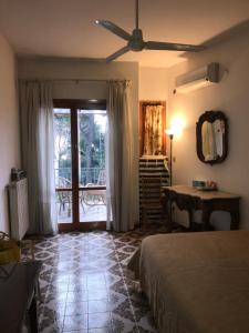 - une chambre avec un lit, une table et une fenêtre dans l'établissement Renata, à Formia