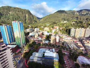 z powietrza widok na miasto z górami w tle w obiekcie Luxury la Candelaria Bogota w mieście Bogota