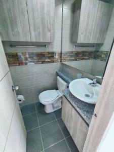 łazienka z toaletą i umywalką w obiekcie Luxury la Candelaria Bogota w mieście Bogota