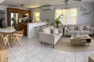 un soggiorno con divano e tavolo di The Diver's Inn Grand Cayman a George Town