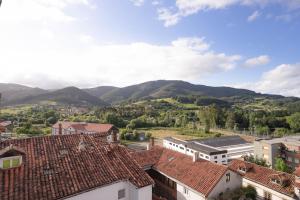 a view of a town with mountains in the background at 10A02 Precioso apartamento Pravia in Pravia