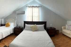1 dormitorio con 1 cama grande y 1 sofá en The Diver's Inn Grand Cayman en George Town