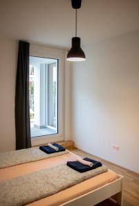 Postel nebo postele na pokoji v ubytování Flat2go modern apartments - Harmony of city and nature