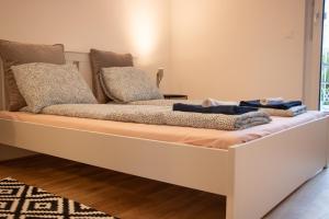 Postel nebo postele na pokoji v ubytování Flat2go modern apartments - Harmony of city and nature