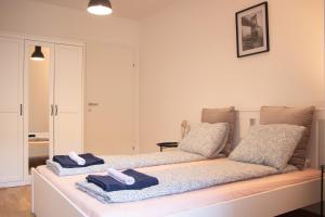 Postel nebo postele na pokoji v ubytování Flat2go modern apartments - Harmony of city and nature