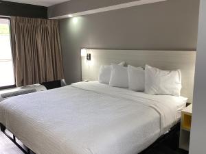 Postel nebo postele na pokoji v ubytování Days-Inn by Wyndham Baltimore Northwest