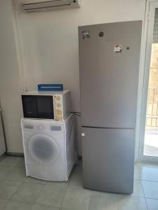 カリーニにあるBilocale Lungomare Cariniのキッチン(電子レンジ、洗濯機、冷蔵庫付)