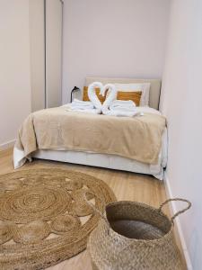 una camera da letto con un letto con asciugamani e un cesto di T2 cosy - centre ville a Marsiglia