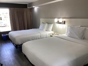 Postel nebo postele na pokoji v ubytování Days-Inn by Wyndham Baltimore Northwest