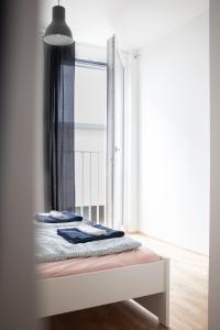 Postel nebo postele na pokoji v ubytování Flat2go modern apartments - Harmony of city and nature