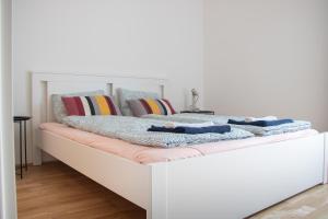 Postel nebo postele na pokoji v ubytování Flat2go modern apartments - Harmony of city and nature