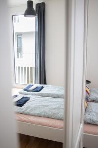 Postel nebo postele na pokoji v ubytování Flat2go modern apartments - Harmony of city and nature