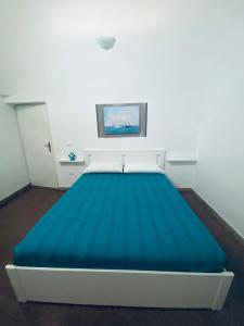 een bed in een kamer met een blauw matras bij Villa Cosmo in Alberobello