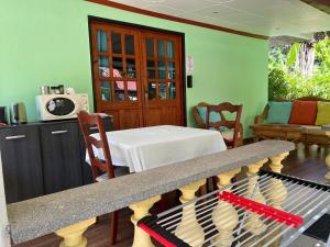 eine Küche mit einem Tisch und einem Esszimmer in der Unterkunft Chloe's Cottage Self-Catering in La Digue