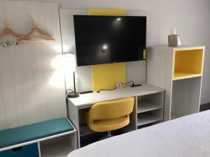 TV a/nebo společenská místnost v ubytování Days-Inn by Wyndham Baltimore Northwest