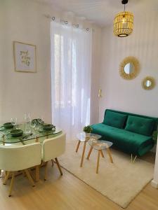 un soggiorno con divano verde e tavolo di T2 cosy - centre ville a Marsiglia