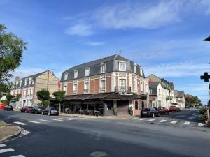 a large building on the corner of a street at Le Cyrano, Deauville - App. T2 proche de la mer in Deauville