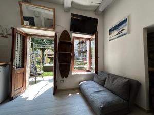- un salon avec un canapé et une porte coulissante en verre dans l'établissement Il Nido su Stresa, à Brovello-Carpugnino