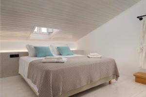 Postel nebo postele na pokoji v ubytování ISTION ANDROS LUXURY SUITES