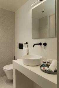 Koupelna v ubytování ISTION ANDROS LUXURY SUITES