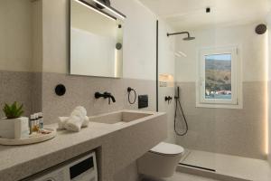 Koupelna v ubytování ISTION ANDROS LUXURY SUITES