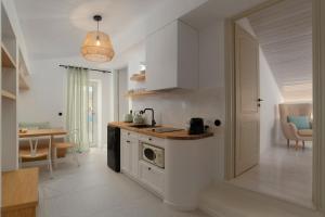 Kuchyň nebo kuchyňský kout v ubytování ISTION ANDROS LUXURY SUITES