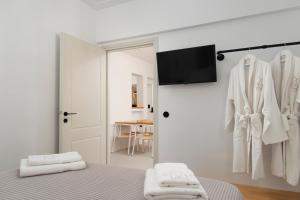 TV a/nebo společenská místnost v ubytování ISTION ANDROS LUXURY SUITES
