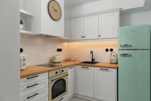 Kuchyň nebo kuchyňský kout v ubytování ISTION ANDROS LUXURY SUITES