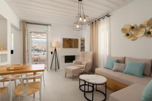 TV a/nebo společenská místnost v ubytování ISTION ANDROS LUXURY SUITES